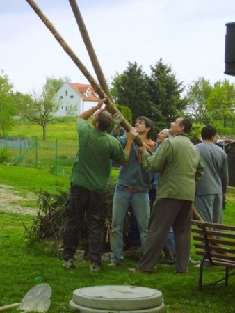 Stavění a obrana májky je jen pro silné muže